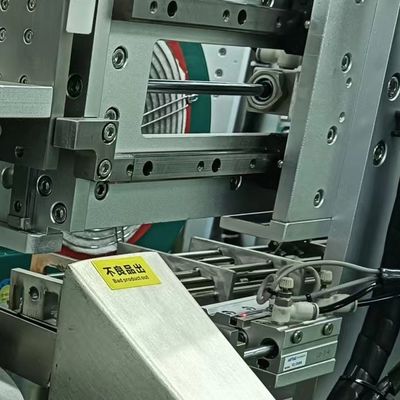 Καλή τιμή. Μηχανή συναρμολόγησης ιατρικού προϊόντος τροφοδοσίας λεπίδας OEM με σύστημα ελέγχου PLC σε απευθείας σύνδεση