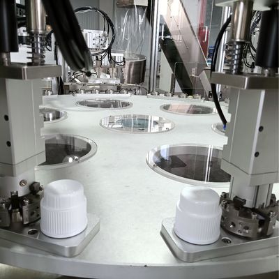 Αυτόματη Μηχανή Συναρμολόγησης για Καπάκια Πλυντηρίων με Λειτουργία Περιστρεφόμενου Τραπεζιού και Φόρτωση Τύπου Ανελκυστήρα