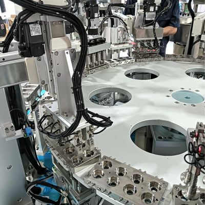 Δείκτης κίνησης 8 κοιλότητες Αυτοματοποιημένη μηχανή συναρμολόγησης καπάκι γάλα σταθερή λειτουργία ακριβής τοποθέτηση