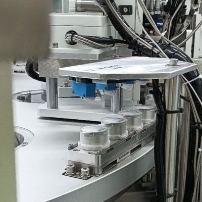 Καλή τιμή. Μηχανή laminating καπάκι έγχυσης που μπορεί να παράγει επίπεδη επιφάνεια συγκόλλησης του καπάκι έγχυσης Euro Cap σε απευθείας σύνδεση