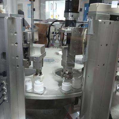 Μηχανή συναρμολόγησης καπακιού απορρυπαντικού πλυντηρίου με περιστρεφόμενο τραπέζι, υψηλό ποσοστό επιτυχίας και προσαρμόσιμη χωρητικότητα