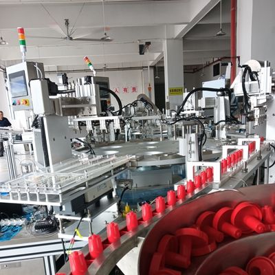 Αυτοματοποιημένη μηχανή συναρμολόγησης κύπελλων ούρων, με λειτουργία κίνησης δείκτη και φορτίο δονητικού τροφοδοτητή για βελτιωμένη σταθερότητα.